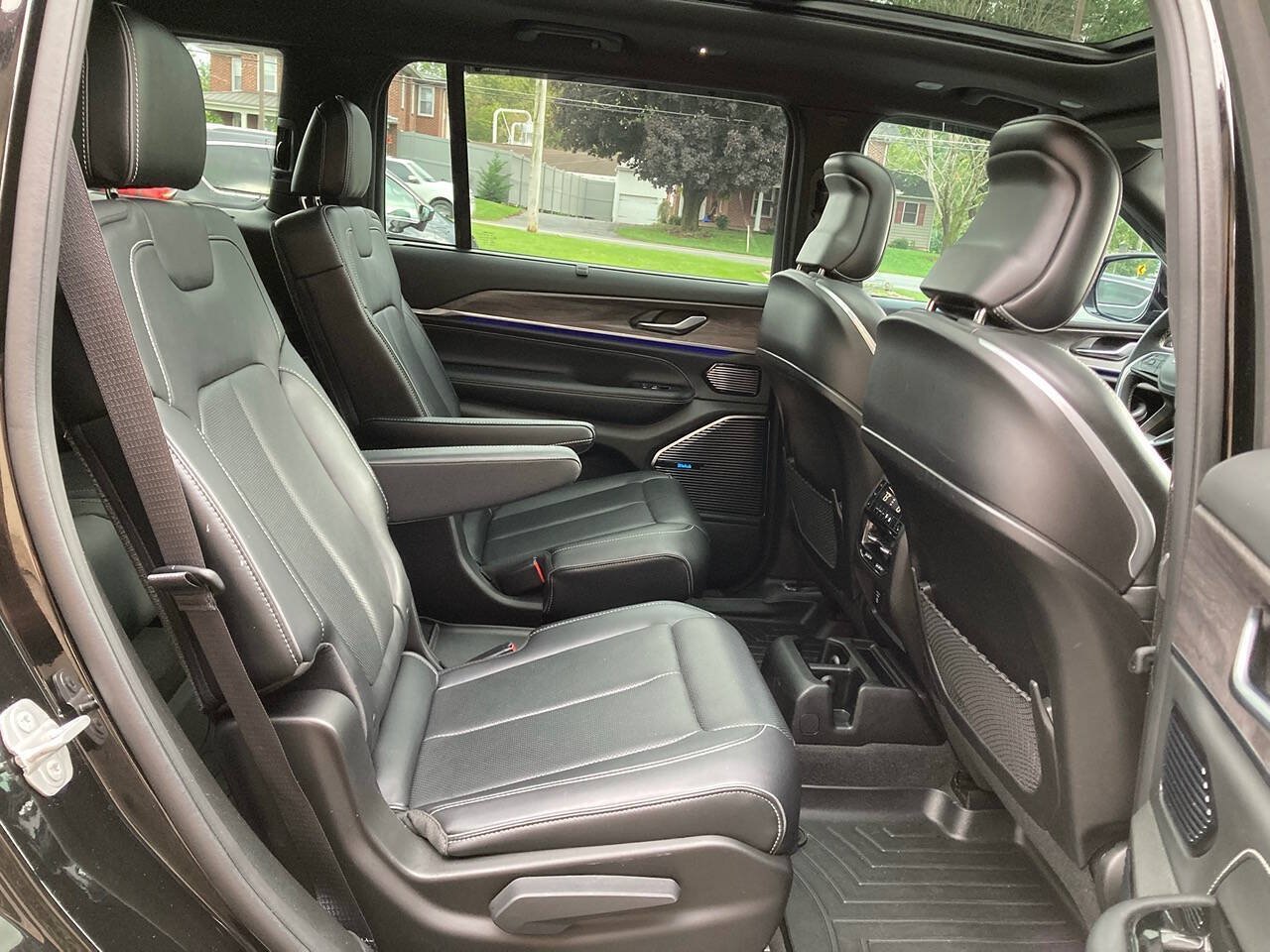 Used 2021 Jeep Grand Cherokee L Overland w/ Luxury Tech Group IV AWD/4WD image 9
