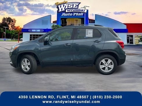 Used 2022 Chevrolet Trax LT w/ LT Convenience Package AWD/4WD image 3
