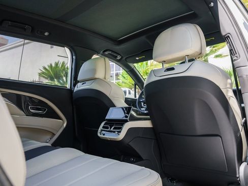 Used 2025 Bentley Bentayga Extended Wheelbase image 22