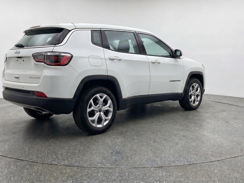 Used 2025 Jeep Compass Latitude AWD/4WD image 9