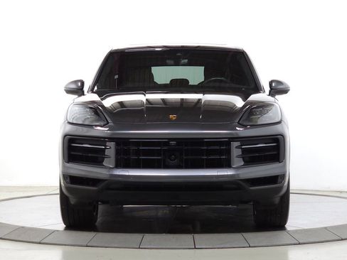 Used 2024 Porsche Cayenne image 2