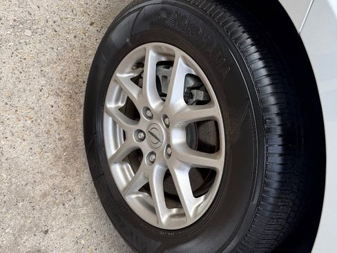 Used 2024 Chrysler Pacifica Touring-L FWD image 9