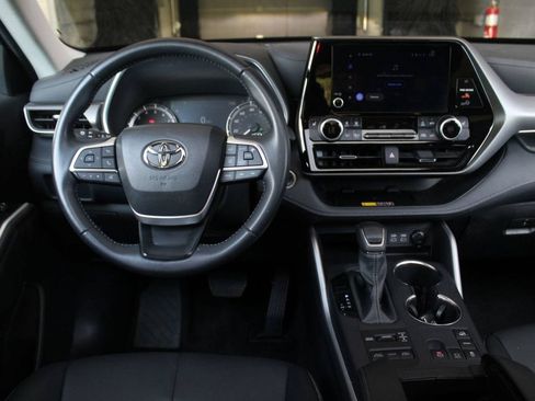 Used 2025 Toyota Highlander XLE AWD/4WD image 20