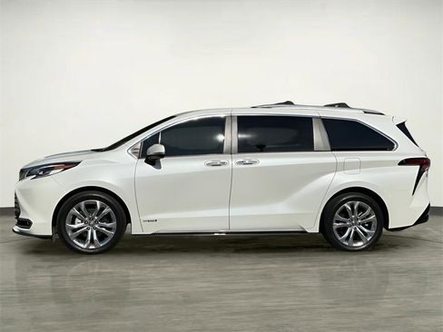 Used 2021 Toyota Sienna Platinum image 3