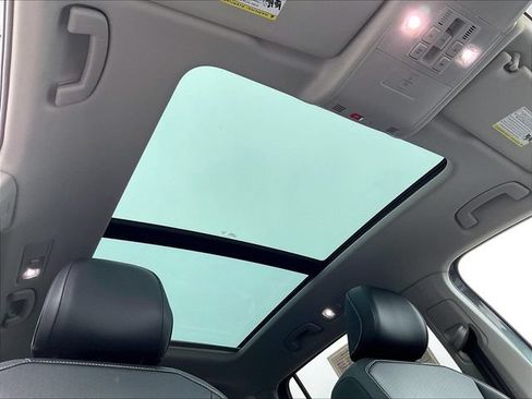 Used 2024 Volkswagen Tiguan SE w/ Panoramic Sunroof Package AWD/4WD image 26