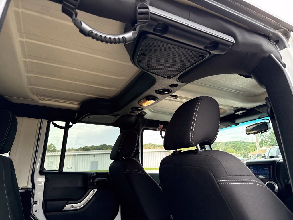Used 2018 Jeep Wrangler Unlimited Sahara w/ Connectivity Group AWD/4WD image 13