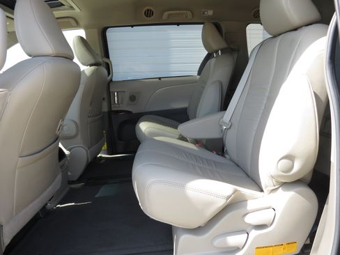 Used 2011 Toyota Sienna XLE w/ XLE Navigation Pkg FWD image 29