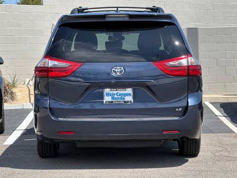 Used 2020 Toyota Sienna LE w/ LE Preferred Package FWD image 8