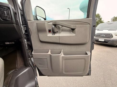 Used 2017 GMC Savana 2500 LT w/ LT Preferred Equipment Group RWD image 19