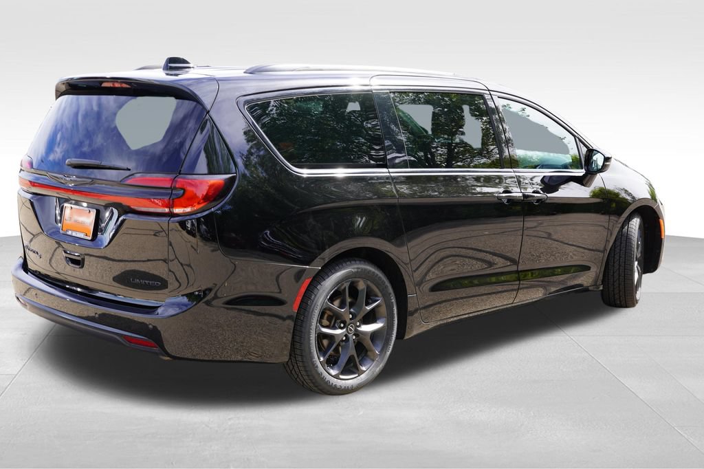 Used 2025 Chrysler Pacifica Limited FWD image 5