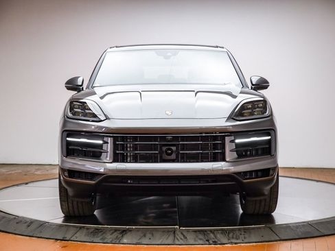 Certified 2025 Porsche Cayenne image 6