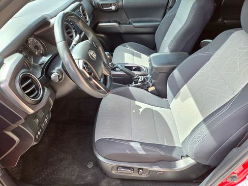 Used 2022 Toyota Tacoma TRD Off-Road image 13