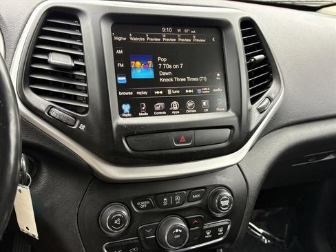 Used 2017 Jeep Cherokee Trailhawk w/ Cold Weather Group AWD/4WD image 9