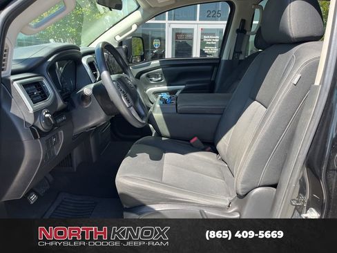 Used 2018 Nissan Titan SV AWD/4WD image 3