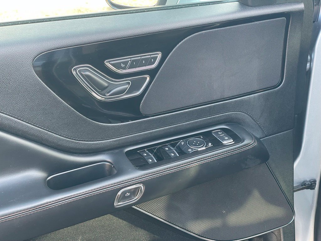 Used 2023 Lincoln Aviator AWD w/ Premium Package image 12