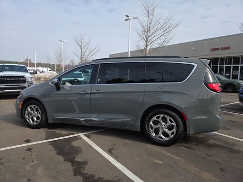 Certified 2023 Chrysler Pacifica Limited image 3