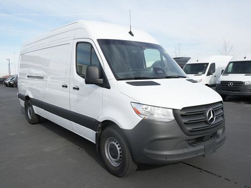 Used 2025 Mercedes-Benz Sprinter 2500 image 3