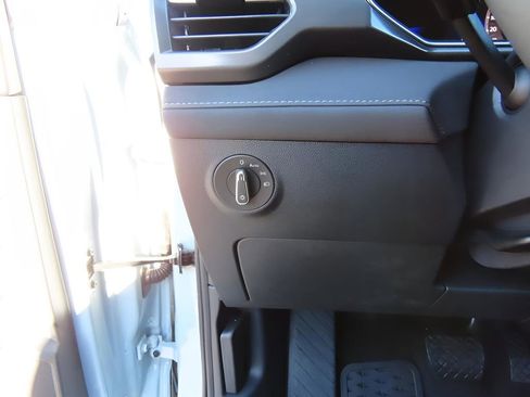 New 2025 Volkswagen Taos SE image 35