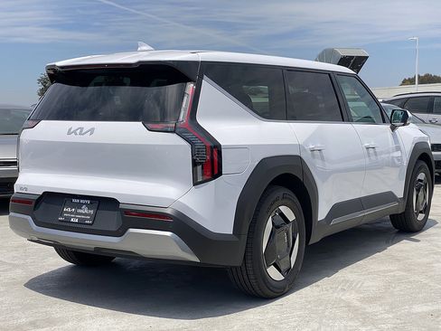 New 2026 Kia EV9 Light RWD image 3