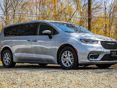 Used 2023 Chrysler Pacifica Touring-L FWD image 18