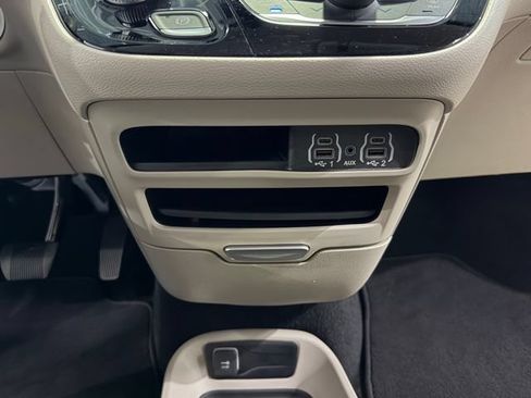 Used 2024 Chrysler Pacifica Touring-L FWD image 24