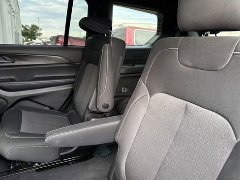 Used 2025 Jeep Grand Cherokee L Laredo RWD image 18