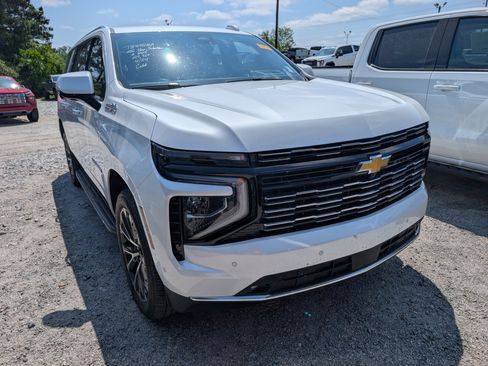 Used 2025 Chevrolet Suburban High Country RWD image 2