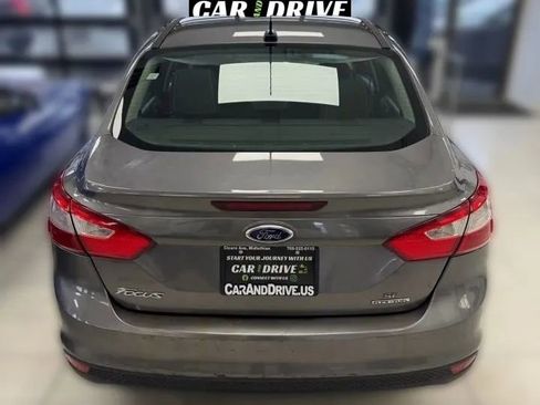 Used 2014 Ford Focus SE w/ SE Winter Package image 5