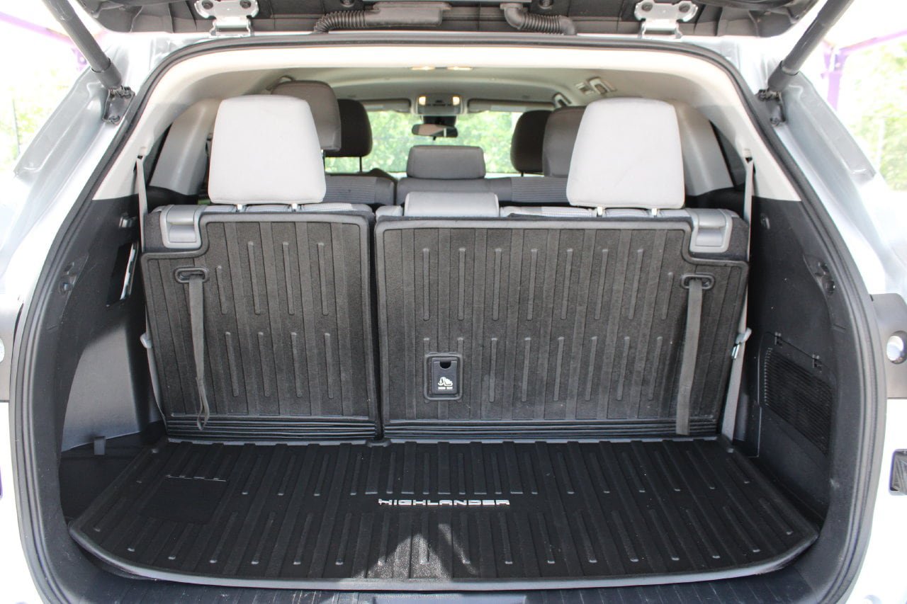 Used 2024 Toyota Highlander LE AWD/4WD image 5