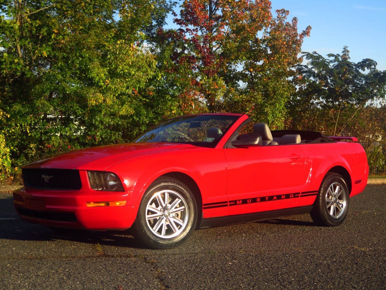 Used 2005 Ford Mustang Convertible RWD image 1