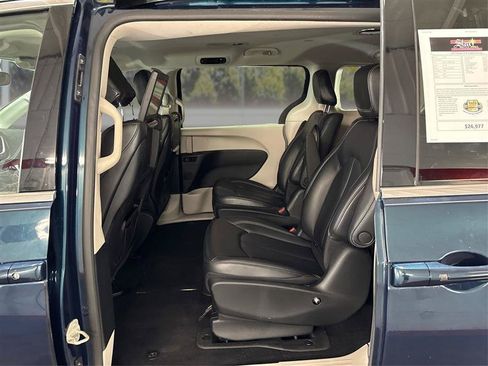 Used 2023 Chrysler Pacifica Touring-L w/ Uconnect Theater Family Group FWD image 10