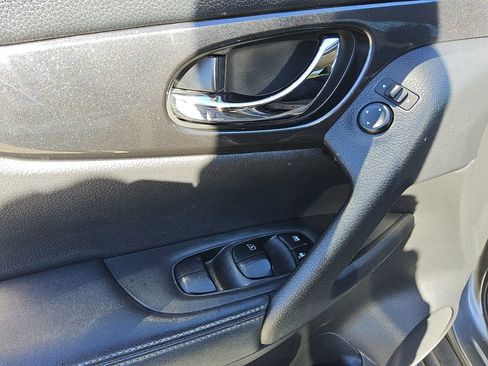 Used 2019 Nissan Rogue SV image 18