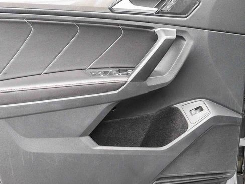 Used 2024 Volkswagen Tiguan SE w/ Panoramic Sunroof Package FWD image 20