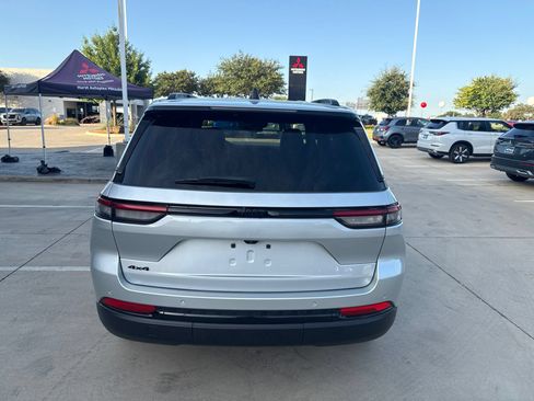 Used 2023 Jeep Grand Cherokee Altitude AWD/4WD image 4