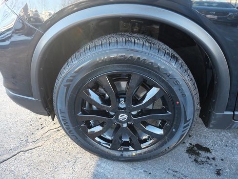 Used 2018 Nissan Rogue SV w/ Premium Package image 32