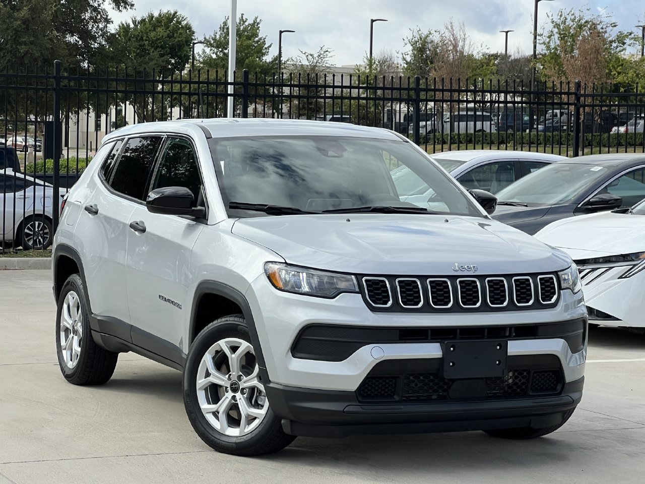 Used 2025 Jeep Compass Sport AWD/4WD image 2