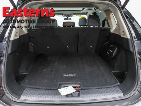Used 2021 Nissan Rogue SV w/ Premium Package image 8