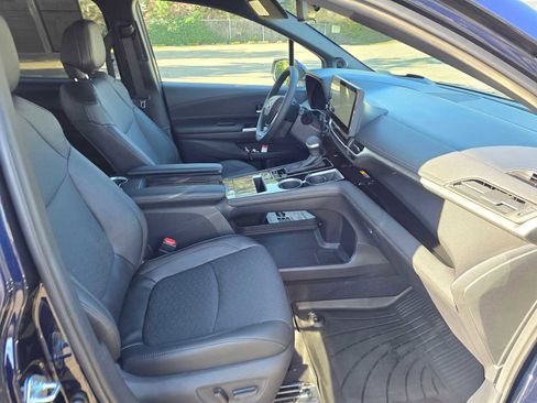 Certified 2025 Toyota Sienna Platinum image 11