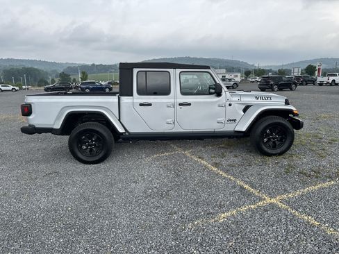Used 2022 Jeep Gladiator Sport AWD/4WD image 11
