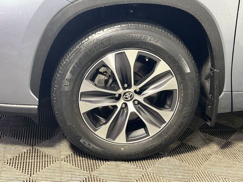 Used 2021 Toyota Highlander XLE AWD/4WD image 13