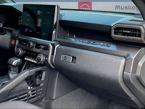 Used 2025 Toyota Tacoma TRD Sport AWD/4WD image 25