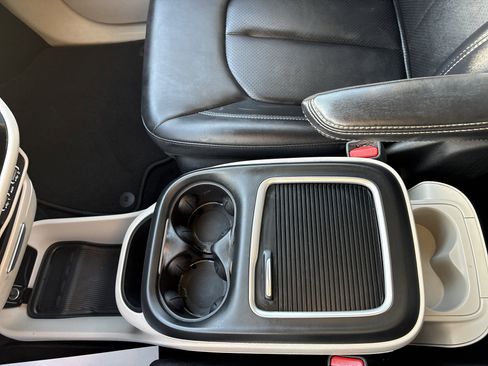 Used 2024 Chrysler Pacifica Touring-L image 15