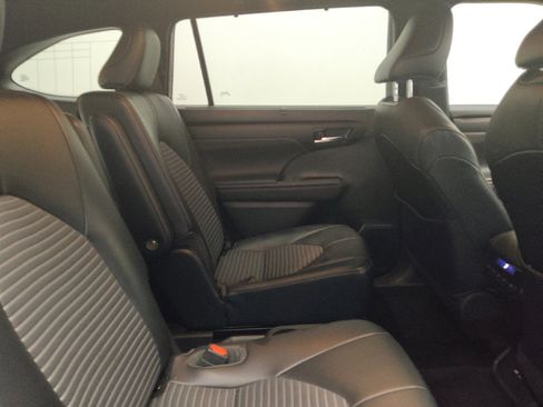 Used 2021 Toyota Highlander XSE FWD image 19