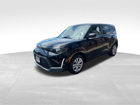 Used 2023 Kia Soul LX FWD image 3