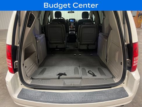 Used 2008 Chrysler Town & Country Touring FWD image 11