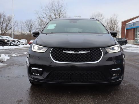 Used 2021 Chrysler Pacifica Touring-L w/ Uconnect Theater Family Group image 6