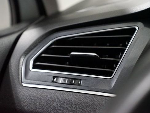 Used 2021 Volkswagen Tiguan SE image 23