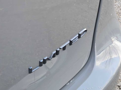 Used 2025 Chrysler Pacifica Limited image 17