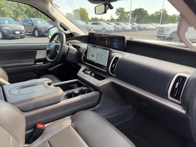 Used 2025 Ford Expedition Active AWD/4WD image 23
