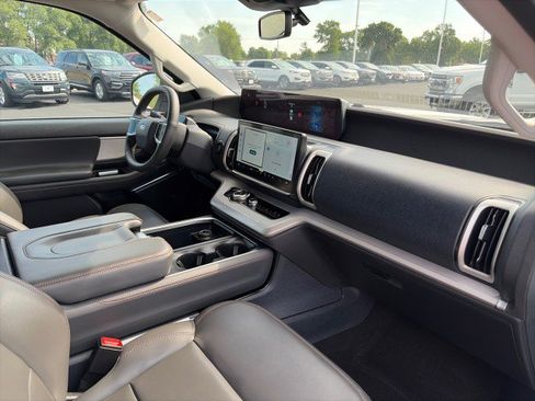 Used 2025 Ford Expedition Active AWD/4WD image 23